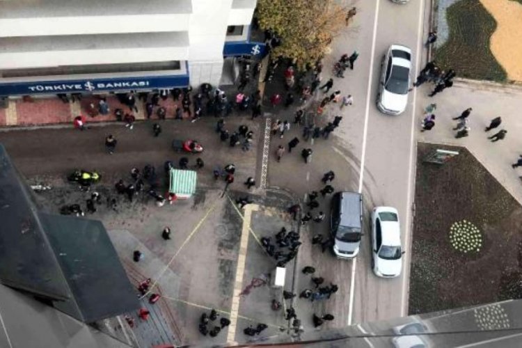 10'uncu kattan atlayan kadın, vatandaşın &uuml;zerine d&uuml;şt&uuml;: 1 &ouml;l&uuml;, 1 ağır yaralı
