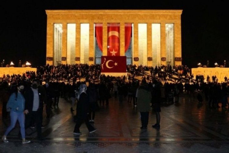 Anıtkabir'e gece ziyaret&ccedil;i akını oldu