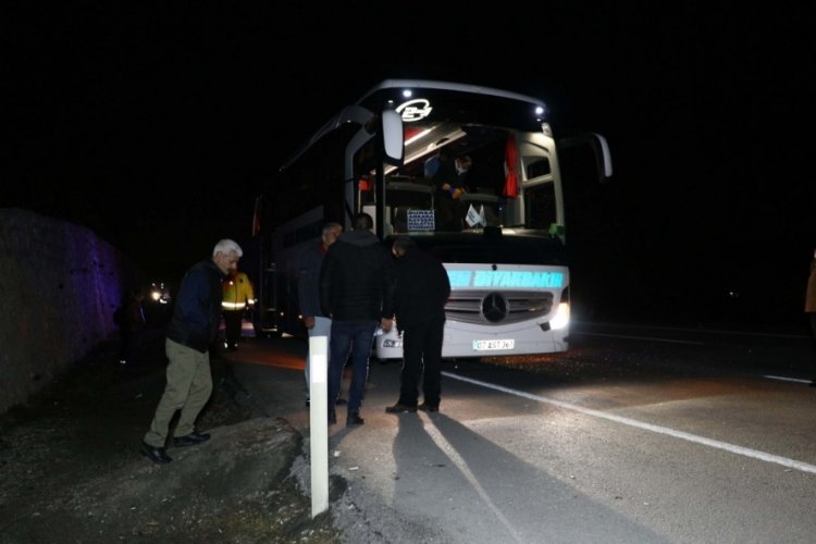 Otomobilin savurduğu taş yolcunun başına geldi