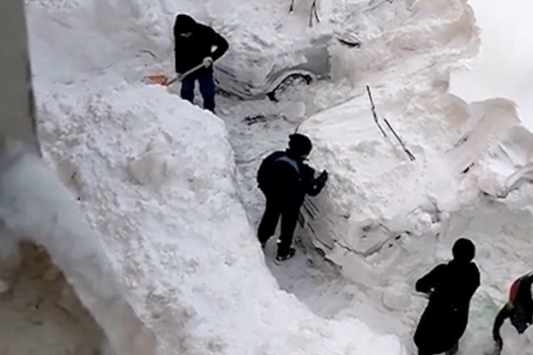 &Ccedil;in'de kar fırtınasında ara&ccedil;lar kazılarak bulundu