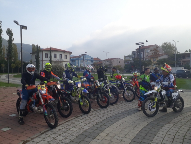 Bursa'da motokros&ccedil;ular Atat&uuml;rk imzasına tırmandı