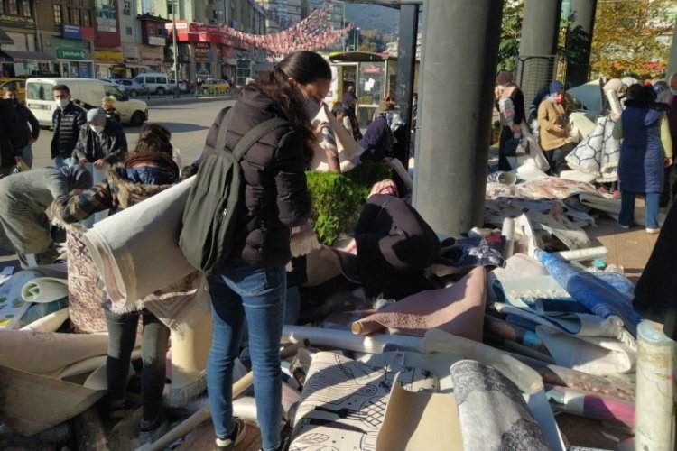 Bursa'da sabah erken saatlerinde halı almaya koştular