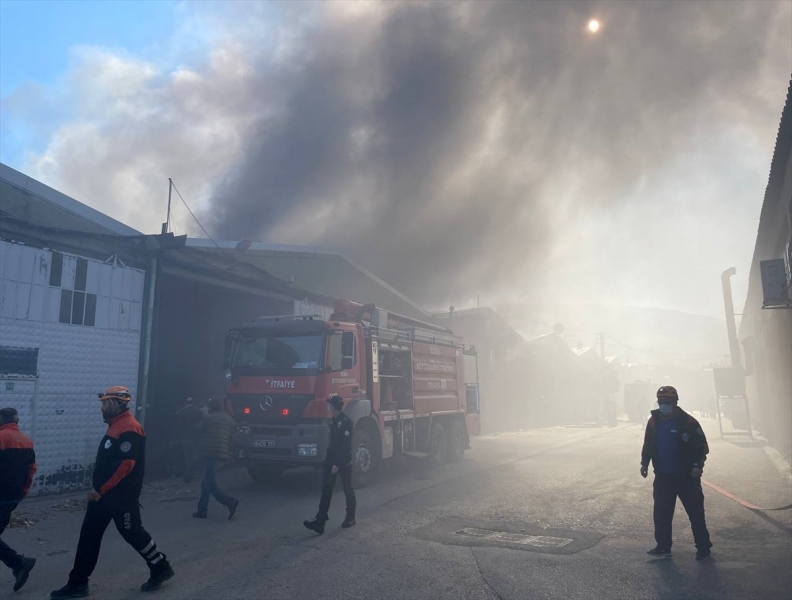 Bursa'da tekstil fabrikasında &ccedil;ıkan yangına m&uuml;dahale ediliyor