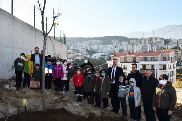 Bursa Kestel Belediye Başkanı Tanır, &ccedil;ocuklarla birlikte ağa&ccedil; dikti