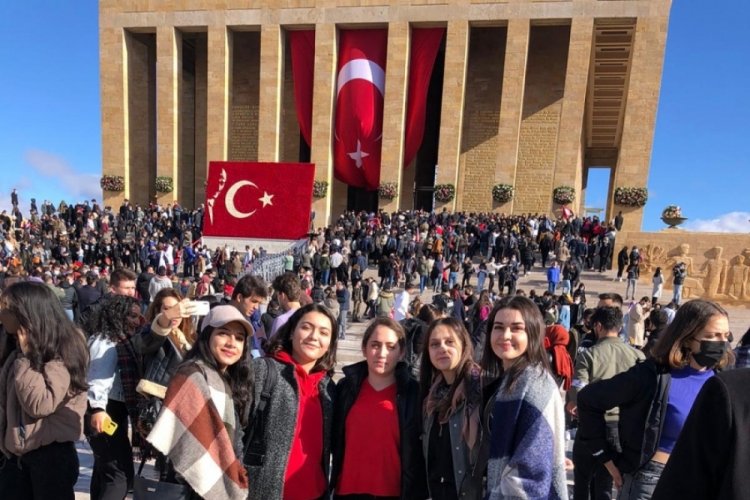 Bursa'daki kız &ouml;ğrenci yurdu &ouml;ğrencileri Ata'yı ziyaret etti