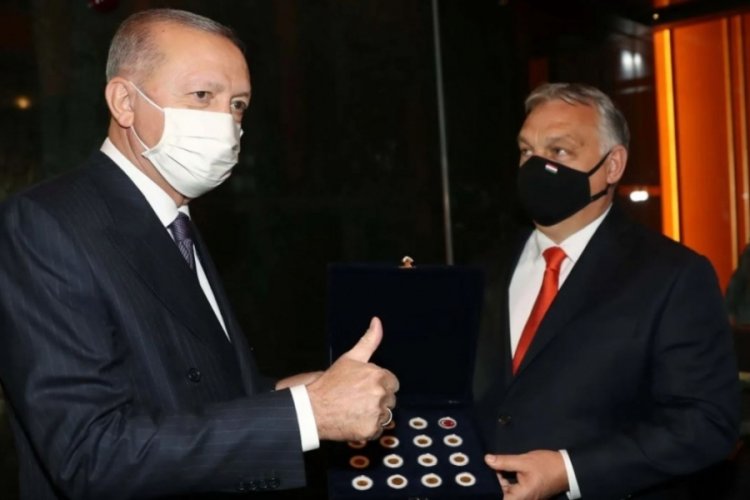 Macaristan Başbakanı, T&uuml;rkiye'ye ait tarihi eserleri Cumhurbaşkanı Erdoğan'a iade etti