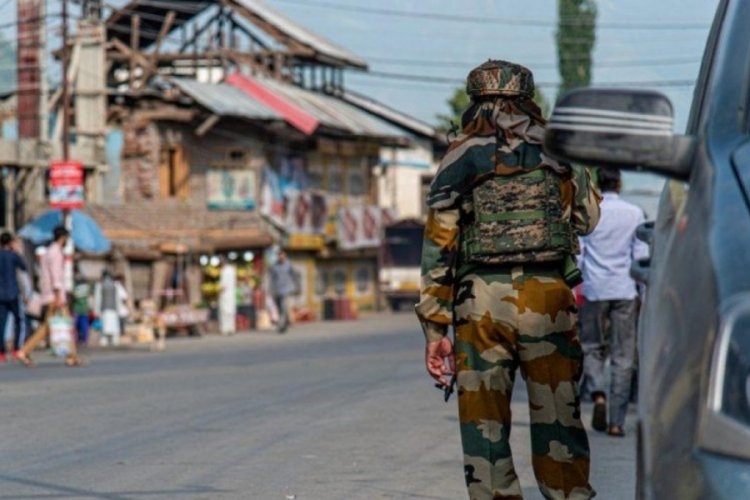 Hindistan'da evlenmeyi reddeden eski kız arkadaşını 18 kez bı&ccedil;akladı