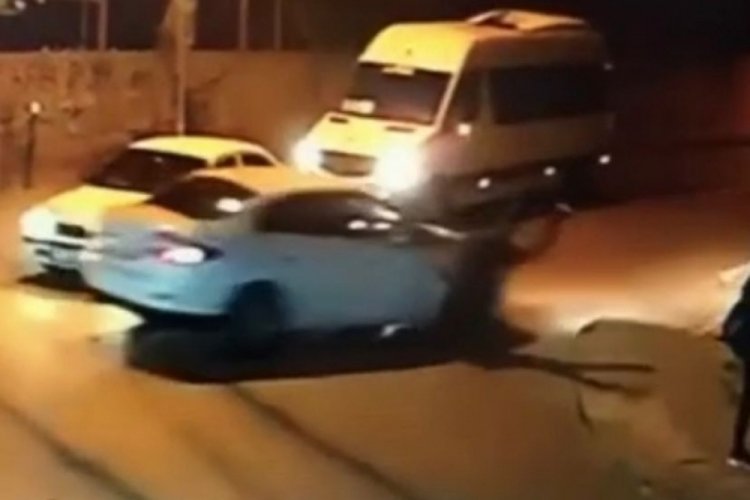 Bursa'da otomobil yolun karşısına ge&ccedil;meye &ccedil;alışan yaşlı adama &ccedil;arptı