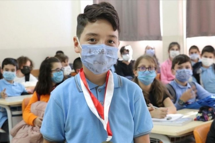 Ortaokul &ouml;ğrencisi Berat, bursunu kanser derneğine bağışladı