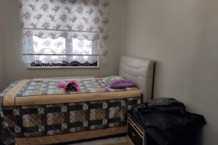 Ailesi kılı&ccedil;la &ouml;ld&uuml;r&uuml;len Başak'ın odasının kapılarını a&ccedil;tı