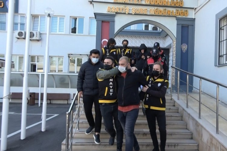 Bursa'da boşandığı karısını &ouml;ld&uuml;r&uuml;p hamama giden zanlı adliyeye sevk edildi