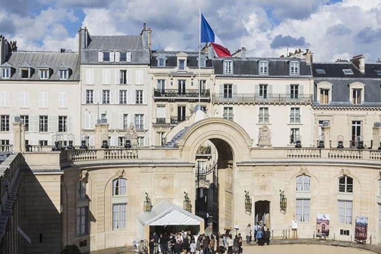 Elysee Sarayı'nda kadın asker tecav&uuml;ze uğradığını iddia etti