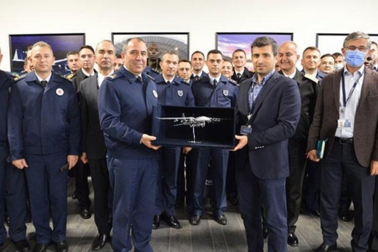 Sel&ccedil;uk Bayraktar, Deniz ve Hava Harp Enstit&uuml;s&uuml; kursiyer ve &ouml;ğrenci subaylarıyla g&ouml;r&uuml;şt&uuml;