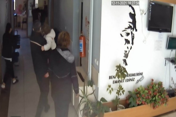 Aile hekimine &ccedil;irkin saldırı! Kapıya tekme atarak i&ccedil;eri girdi