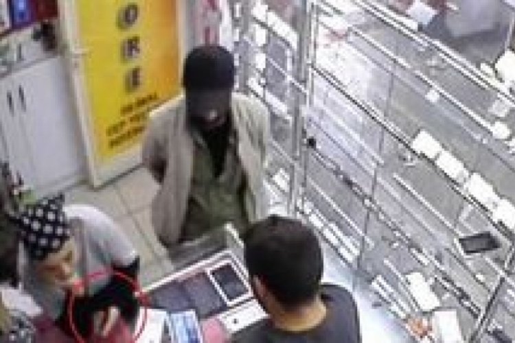 &Ccedil;alışanlarla kavga etti, kaşla g&ouml;z arasında telefon &ccedil;aldı