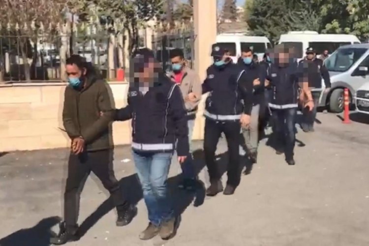 Sebze kasalarının altından 64 ka&ccedil;ak g&ouml;&ccedil;men &ccedil;ıktı