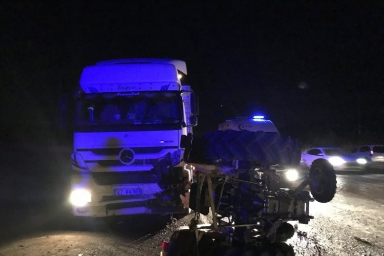 Tırın &ccedil;arptığı trakt&ouml;r s&uuml;r&uuml;c&uuml;s&uuml; hayatını kaybetti