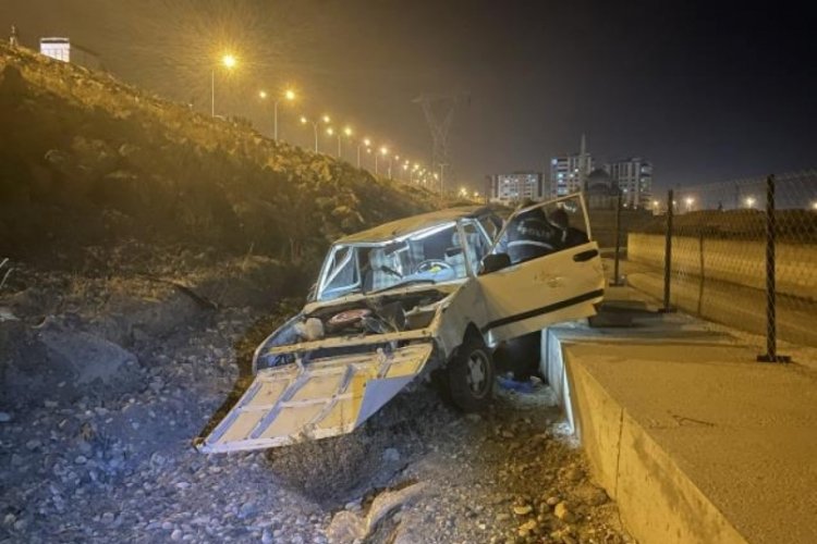 Otomobilini &ccedil;evredekilerin &uuml;zerine s&uuml;rd&uuml;: 6 yaralı