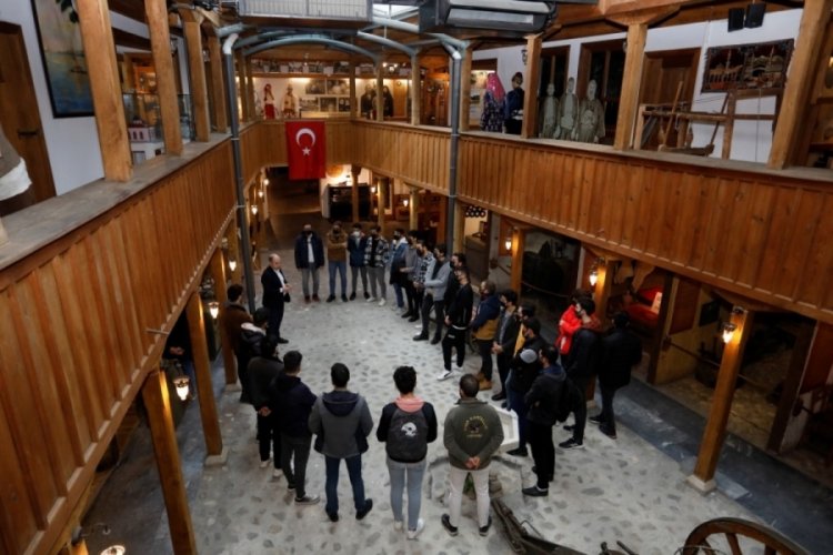 Bursa'ya gelen &uuml;niversite &ouml;ğrenciler İneg&ouml;l'&uuml; tanıyor