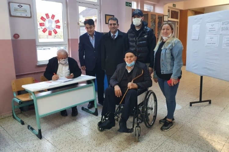 Bursa'da yaşayan hayırsever kendi yaptırdığı okulda oyunu kullandı