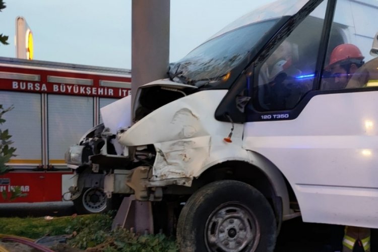 Bursa Gemlik'te tarım iş&ccedil;ilerini taşıyan minib&uuml;s kaza yaptı: 13 yaralı