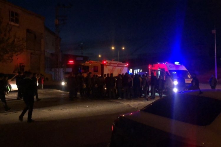 Diyarbakır'da otomobil ile kamyonet &ccedil;arpıştı! 3 yaralı