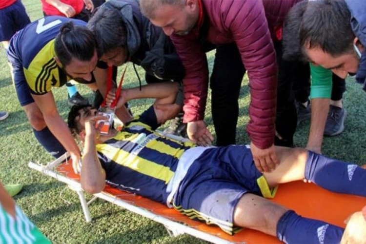 Dili boğazına ka&ccedil;an futbolcu hastaneye kaldırıldı