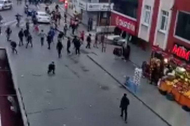 İstanbul Esenyurt'ta ortalığın savaş alanına d&ouml;nd&uuml;ğ&uuml; kavga kamerada
