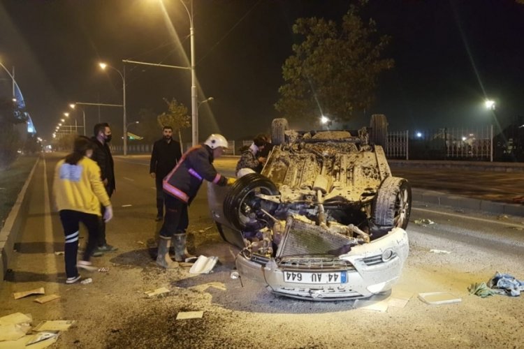 Malatya'da devrilen otomobildeki anne ve kızı yaralandı
