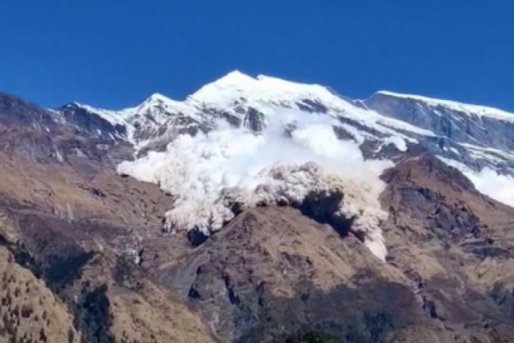 Nepal'de yerleşim yerine &ccedil;ığ d&uuml;şt&uuml;: 11 kişi yaralandı