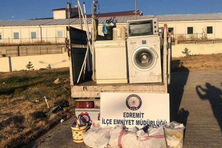 Kamyonetteki ev eşyaları &ccedil;alıntı &ccedil;ıktı