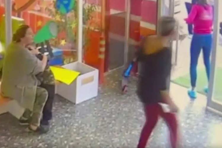 Kreşten yola fırlayan &ccedil;ocuğa okul servisi &ccedil;arptı!