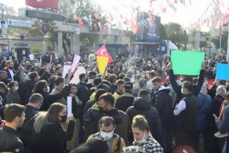 Cezaevinden 'Kovid-19 izniyle' &ccedil;ıkan mahkumlardan eylem
