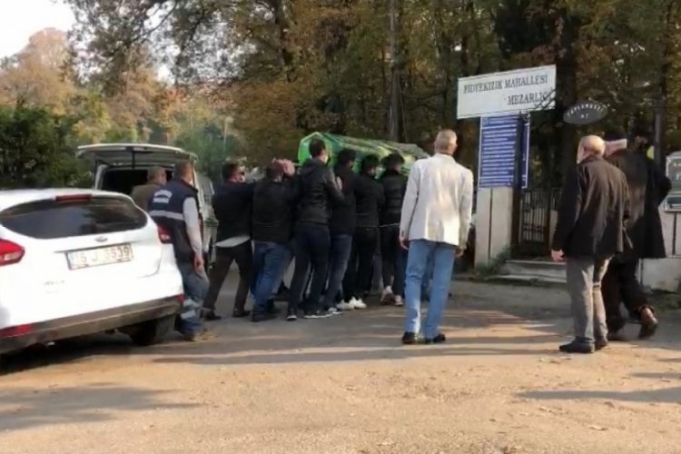 Bursa'da freni boşalan minib&uuml;s&uuml;n &ccedil;arptığı kadın son yolculuğuna uğurlandı