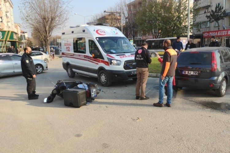 Bursa İneg&ouml;l'de kaza yapan iki motosiklet savrularak otomobile &ccedil;arptı