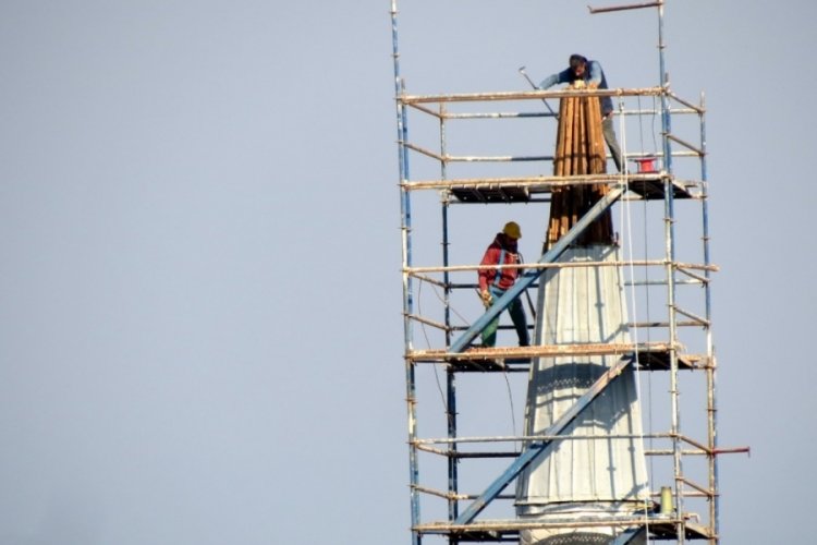 Bursa'da Hacıbaba Camii'nin hasarlı minaresi yıkılıyor