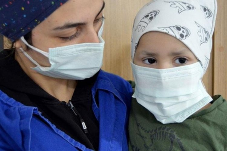 2 yaşında 2 t&uuml;rl&uuml; kansere yakalanan &Ouml;mer, sağlığına kavuştu