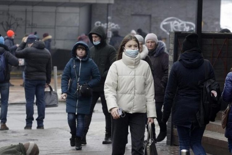 Ukrayna'da iki koronavir&uuml;s aşısı olana para verilecek