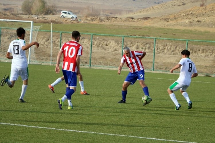 55 yıldır futbol oynayan Şerif Kunt, gen&ccedil;lere &ouml;rnek oluyor