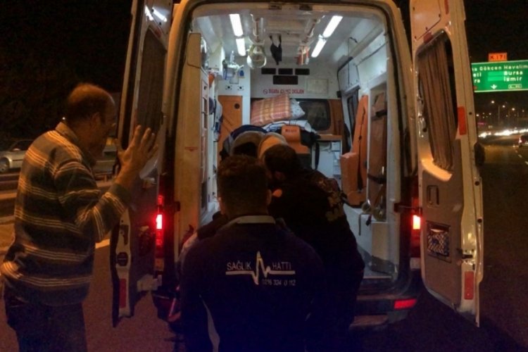 İstanbul Sultanbeyli'de TEM'e atlayan gen&ccedil; kıza otomobil &ccedil;arptı