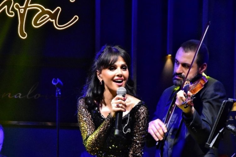 Azeri şarkıcı sesi ve dansıyla mest etti