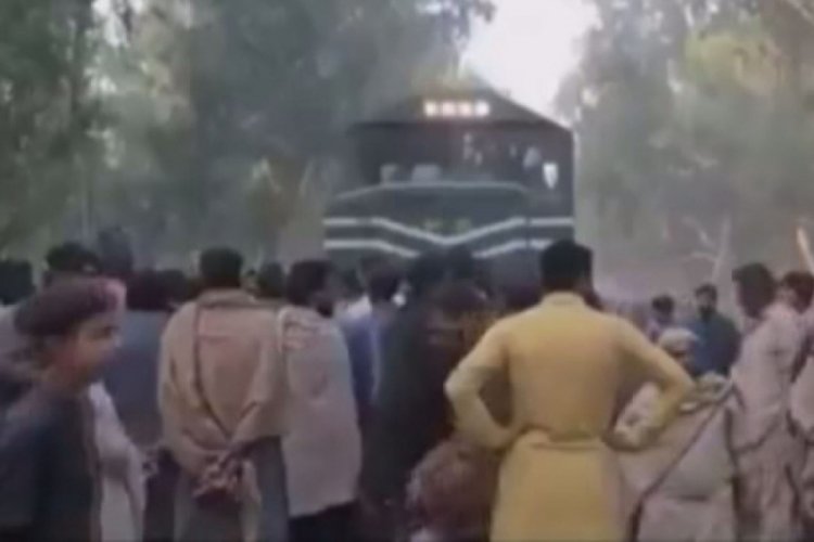 Pakistan'da tren okul servisine &ccedil;arptı: 3 &ouml;l&uuml;, 9 yaralı