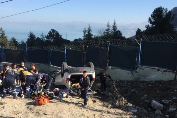 Isparta'da kaza yapan otomobilden 9 yaralı &ccedil;ıkarıldı