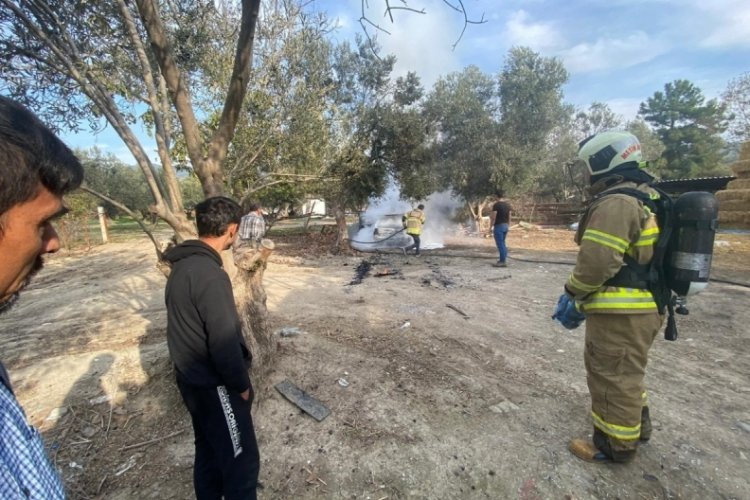 Park halindeki otomobil yanarak kullanılamaz hale geldi
