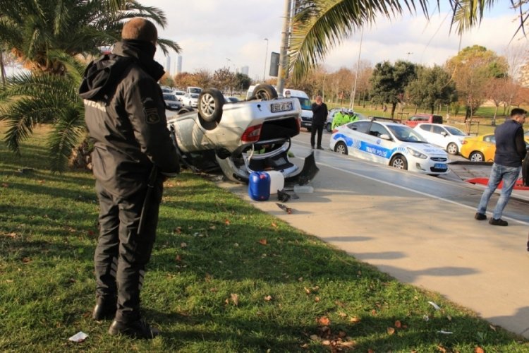 İstanbul Pendik'te kaldırıma &ccedil;ıkan otomobil takla attı: 2 yaralı