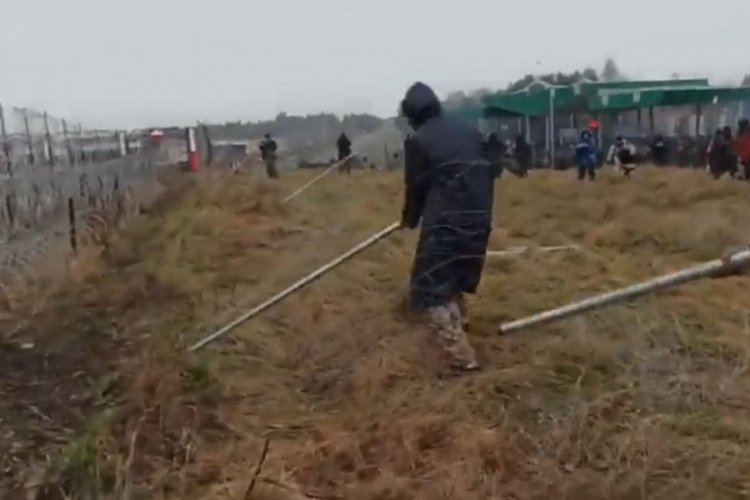 Polonya-Belarus sınırındaki g&ouml;&ccedil;men krizi devam ediyor