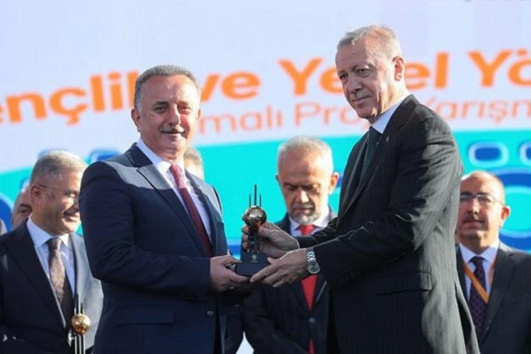 Cumhurbaşkanı Erdoğan, Bağcılar'a 'Spor Kenti' &ouml;d&uuml;l&uuml; takdim etti