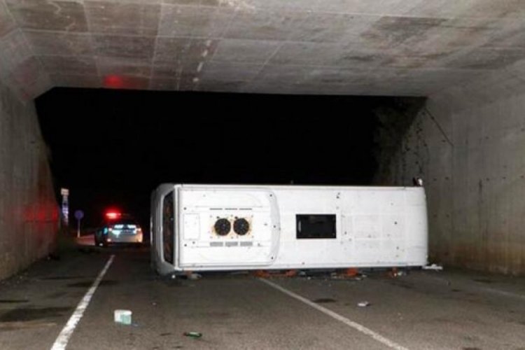 Tekirdağ'da askerleri taşıyan servis midib&uuml;s&uuml; devrildi: 14 yaralı