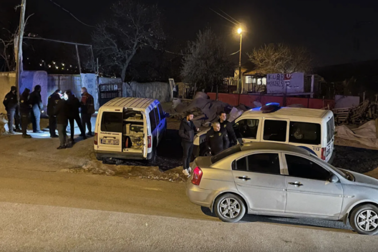 Komşular arasındaki kavgada kan aktı: 3 yaralı