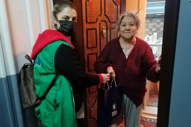 Bursa'da g&ouml;n&uuml;ll&uuml;lerden şehit ve gazi yakınlarına ziyaret